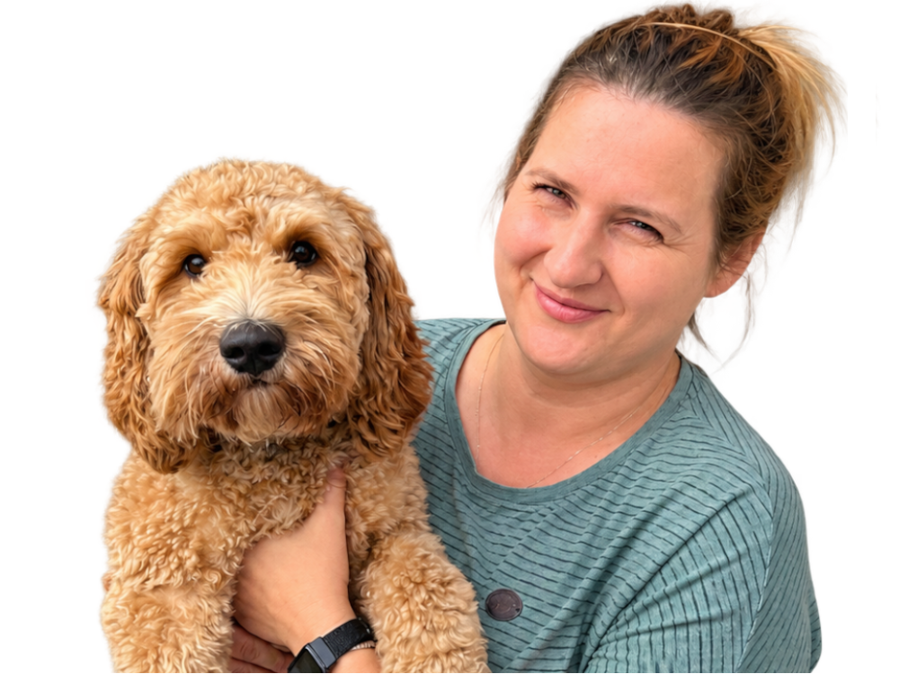 Tagesmutter mit Hund im Garten